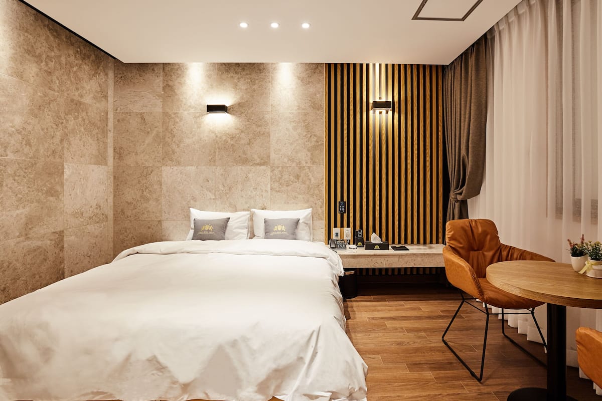 standard double room | 1 bedroom, desk, laptop workspace, soundproofing