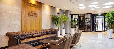 Coin salon dans le hall