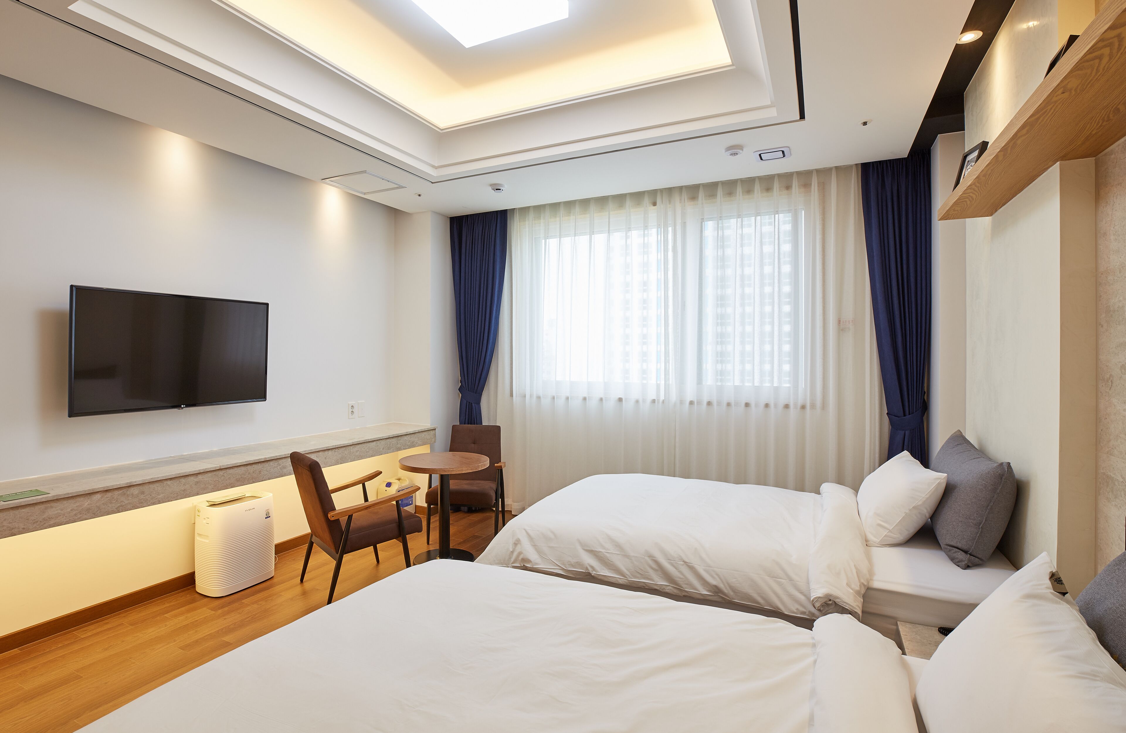 junior suite | 1 bedroom, desk, laptop workspace, soundproofing