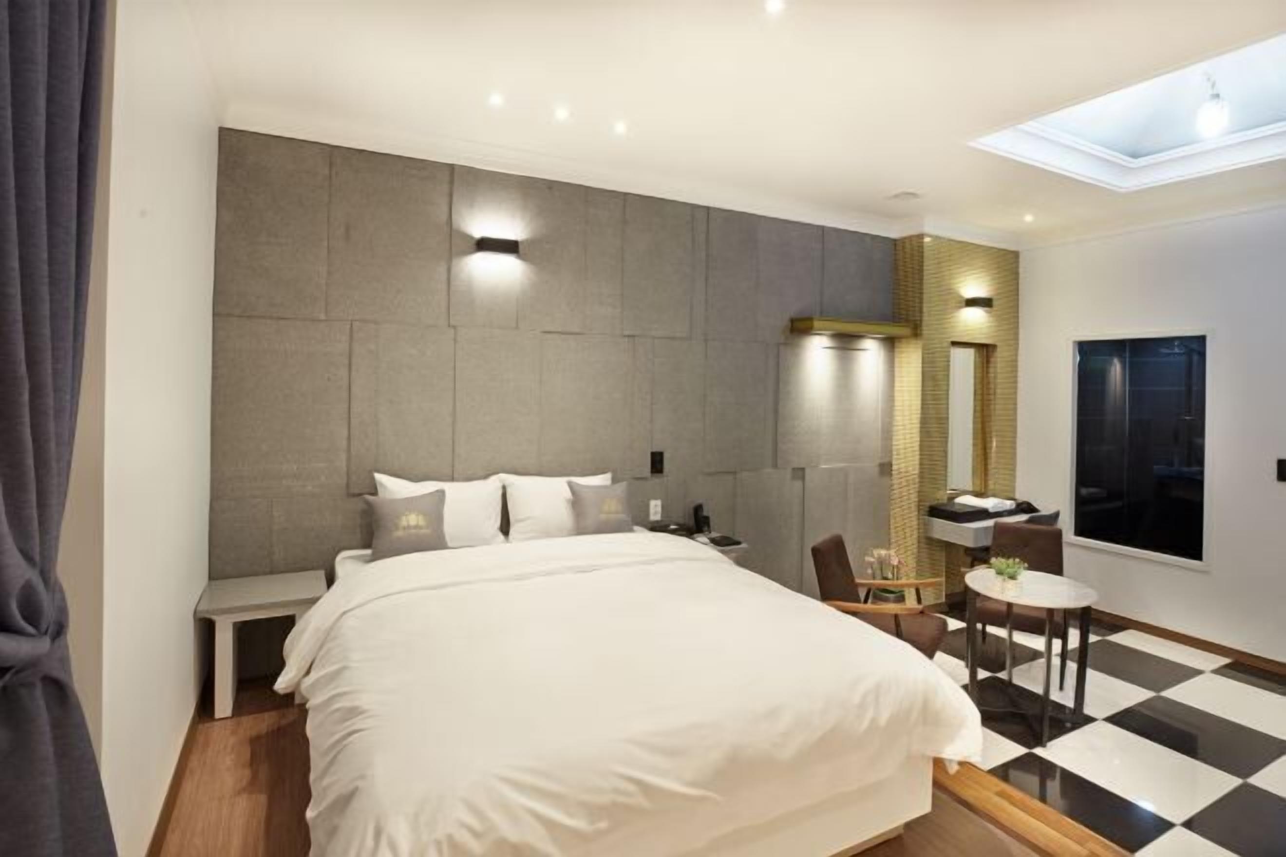 Desk, laptop workspace, soundproofing, free WiFi