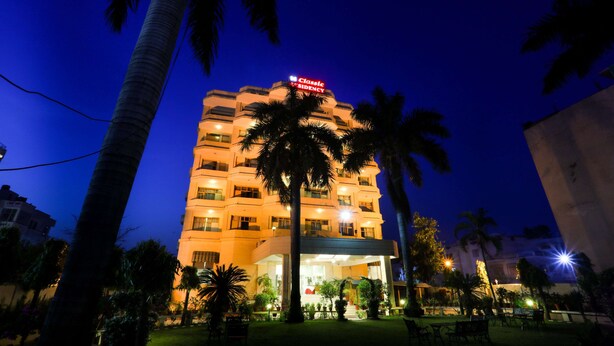 Un hotel de varios pisos con un letrero llamativo en la parte superior.