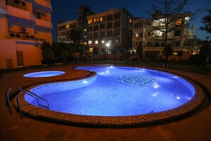 Outdoor pool - Hotel Classic Residency (Haridwar)