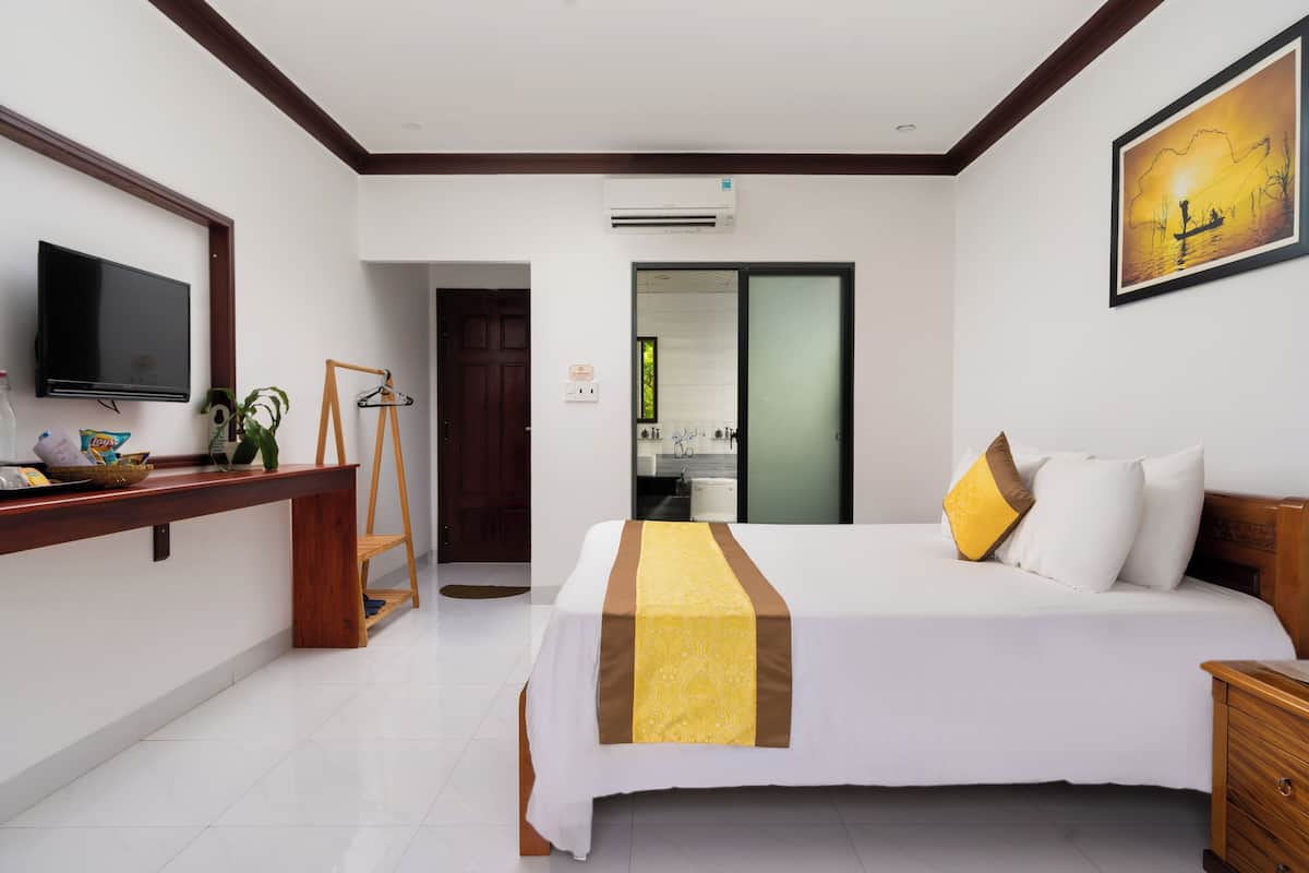 Premium bedding, memory foam beds, minibar, in-room safe