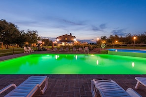 Una piscina al aire libre de temporada (de 08:00 a 19:00), sombrillas