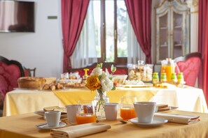 Päivittäinen buffetaamiainen maksusta