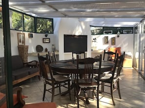 Daily full breakfast (ZAR 75 per person)
