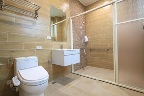 Habitación doble | Baño | Regadera, amenidades de baño gratuitas, secadora de cabello, pantuflas