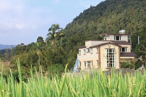 Vista frontal de la propiedad