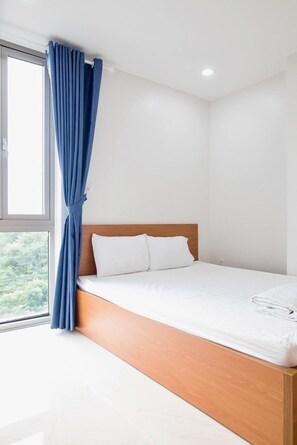 Desk, soundproofing, free WiFi, bed sheets - Ly Apartment (Da Nang)