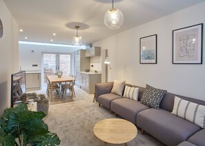 Hoggarths Retreat | Living area | Flat-screen TV