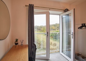 Hoggarths Retreat | 4 bedrooms, premium bedding, iron/ironing board, free WiFi