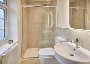 Hoggarths Retreat | Bathroom | Combined shower/tub, free toiletries, hair dryer, towels