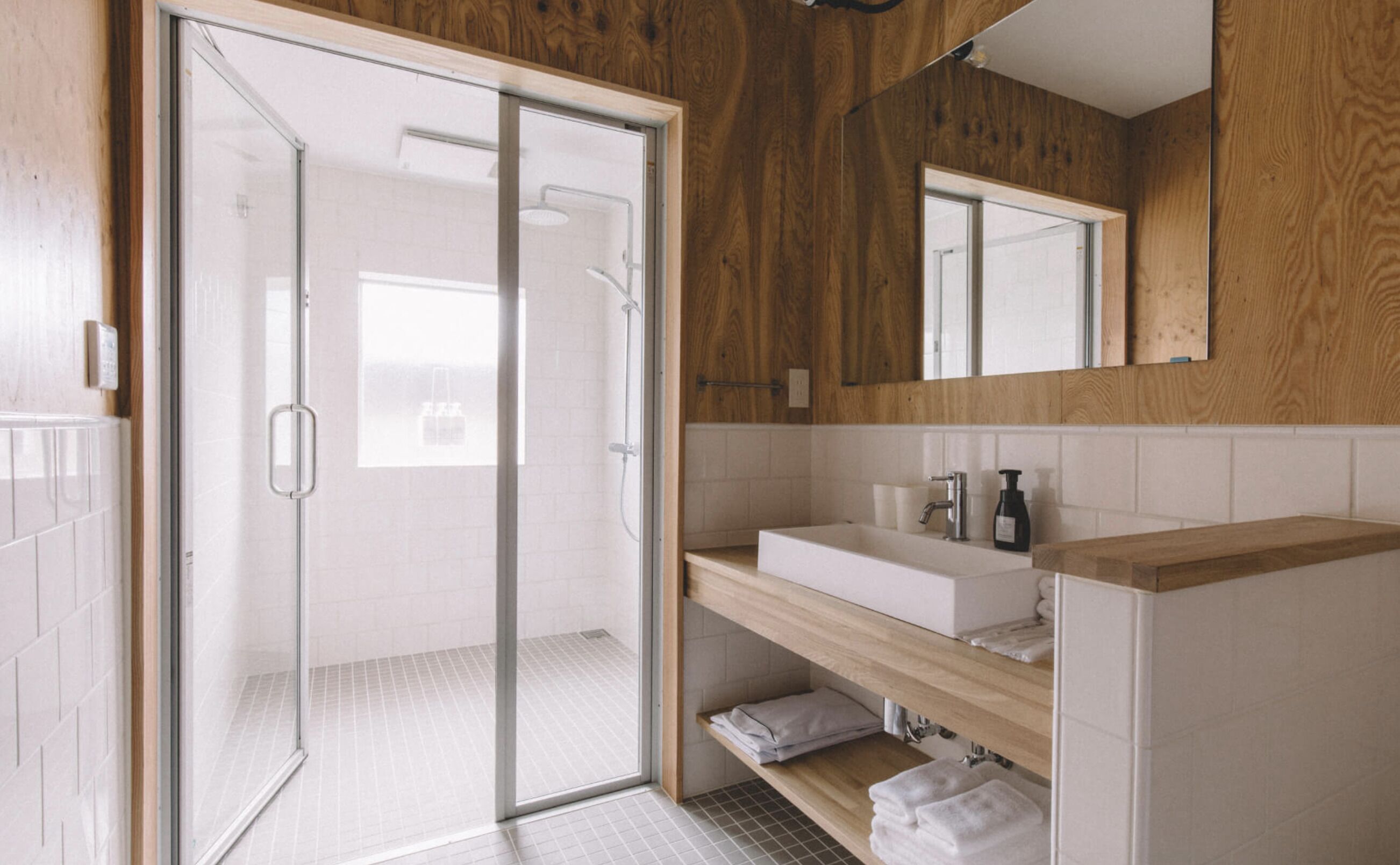 Een douche, een regendouche, gratis toiletartikelen, een haardroger