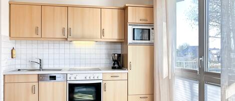Kühlschrank, Mikrowelle, Ofen, Geschirrspüler