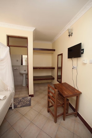 Basic Double Room | Desk, laptop workspace, free WiFi, bed sheets