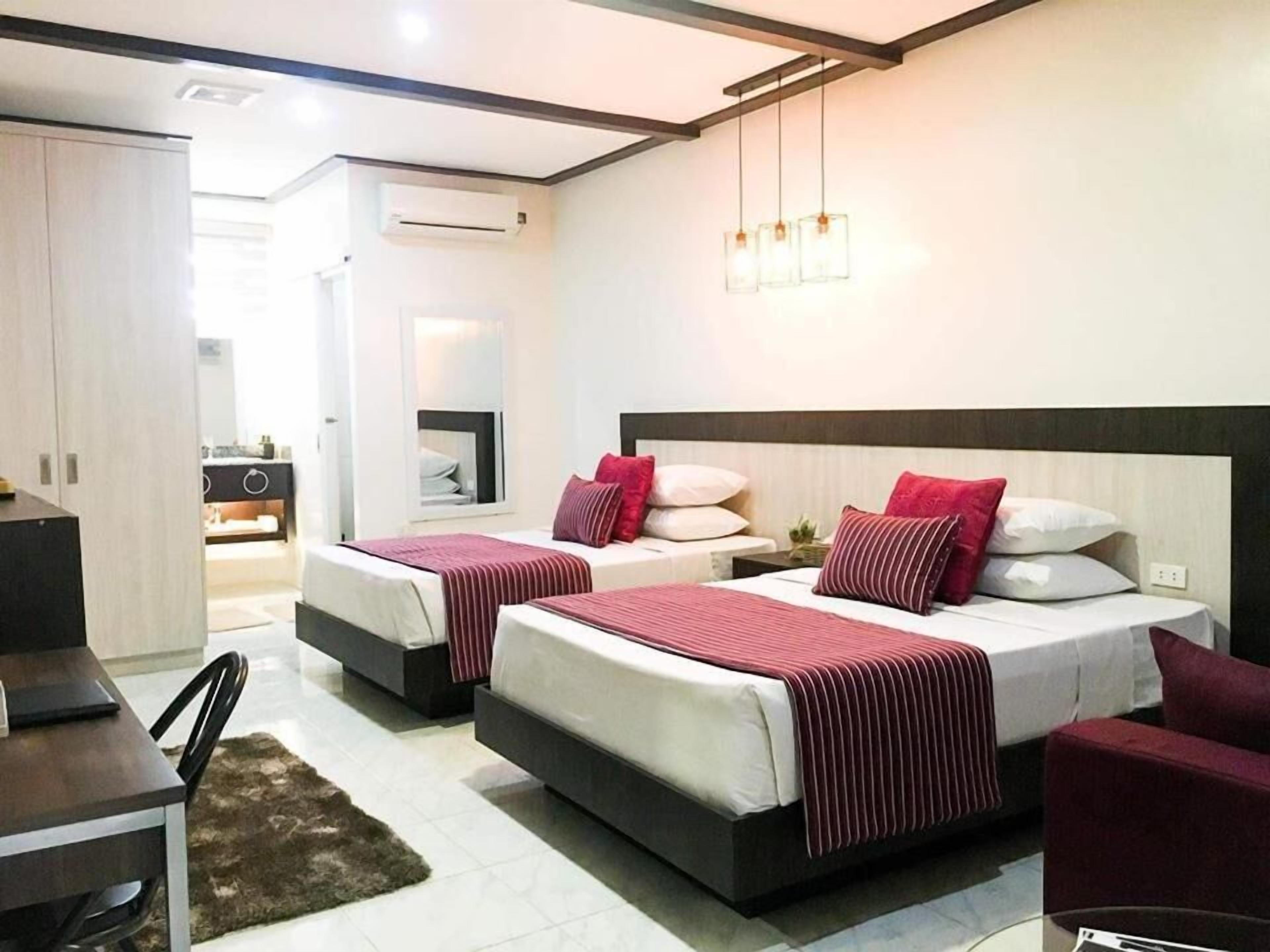 Escritorio, wifi gratis y ropa de cama 