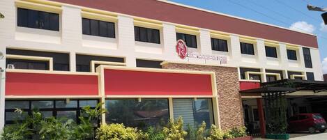 Vista frontal de la propiedad