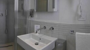 Separate tub and shower, jetted tub, hydromassage showerhead, hair dryer - Santa Marina Bed & Breakfast (Massafra)