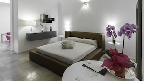A modern bedroom with a bed, bedside table, and a vase with flowers. - Santa Marina Bed & Breakfast (Massafra)