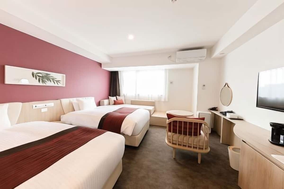 In-room safe, soundproofing, iron/ironing board, free WiFi
