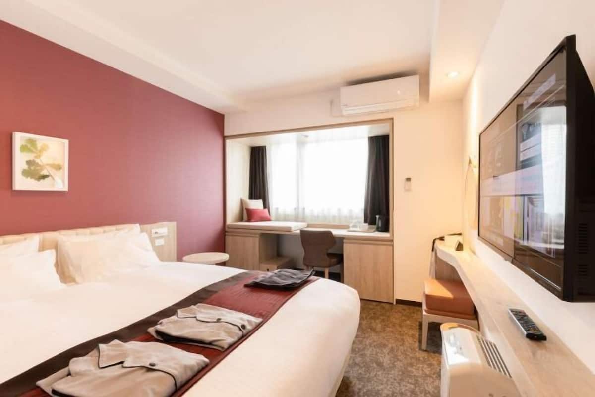 In-room safe, soundproofing, iron/ironing board, free WiFi