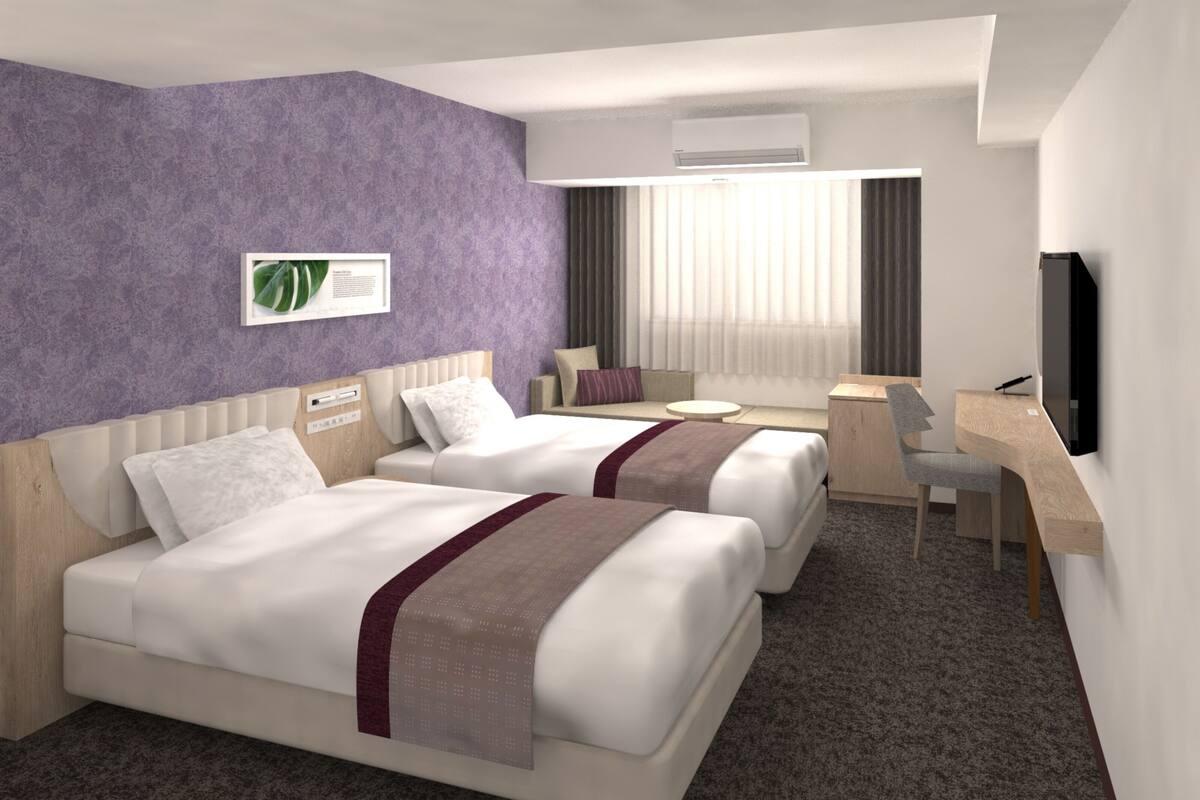 Une chambre d’hôtel avec deux lits, un bureau, une chaise, une télévision et une fenêtre avec des rideaux.