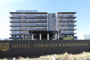 A multi-story hotel building with a sign reading "HOTEL TORIFITO KASHIWANOHA". - Hotel Torifito Kashiwanoha (Kashiwa)