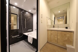 Ducha y bañera combinadas y artículos de higiene personal gratuitos