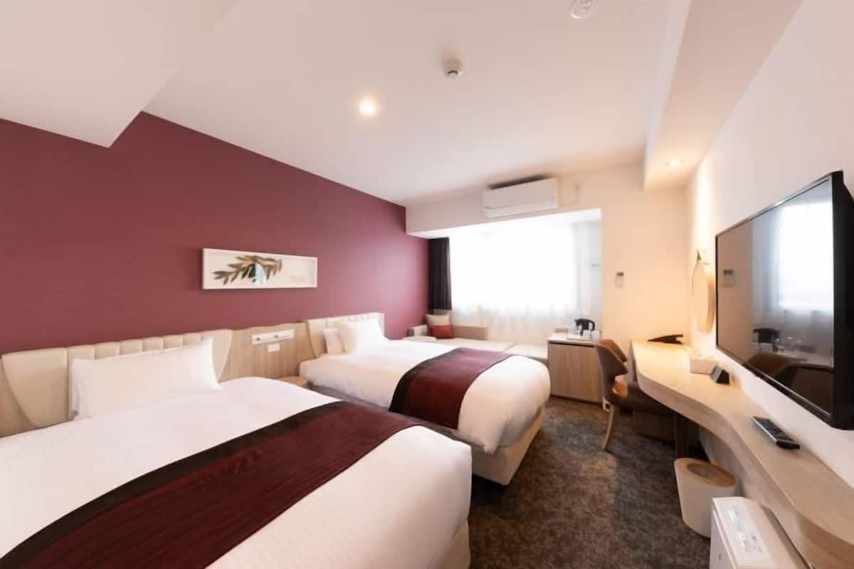 In-room safe, soundproofing, iron/ironing board, free WiFi