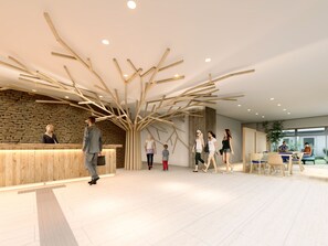 Un espace d’accueil moderne, doté d’un comptoir de réception en bois, d’un mur en pierre et d’un design de plafond original.
