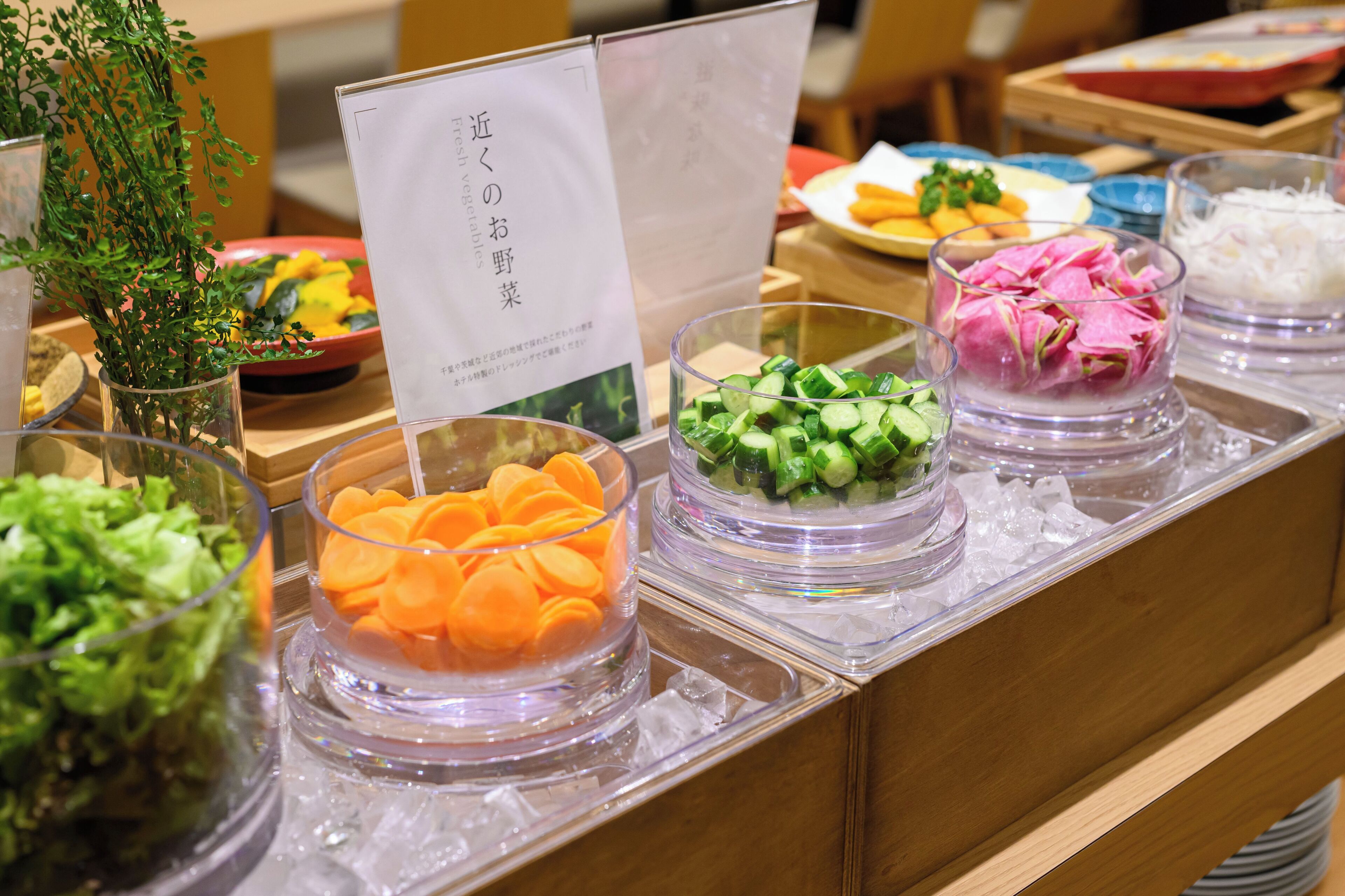 Ein reichhaltiges Buffet mit verschiedenen Speisen, darunter Gemüse und Fleisch.