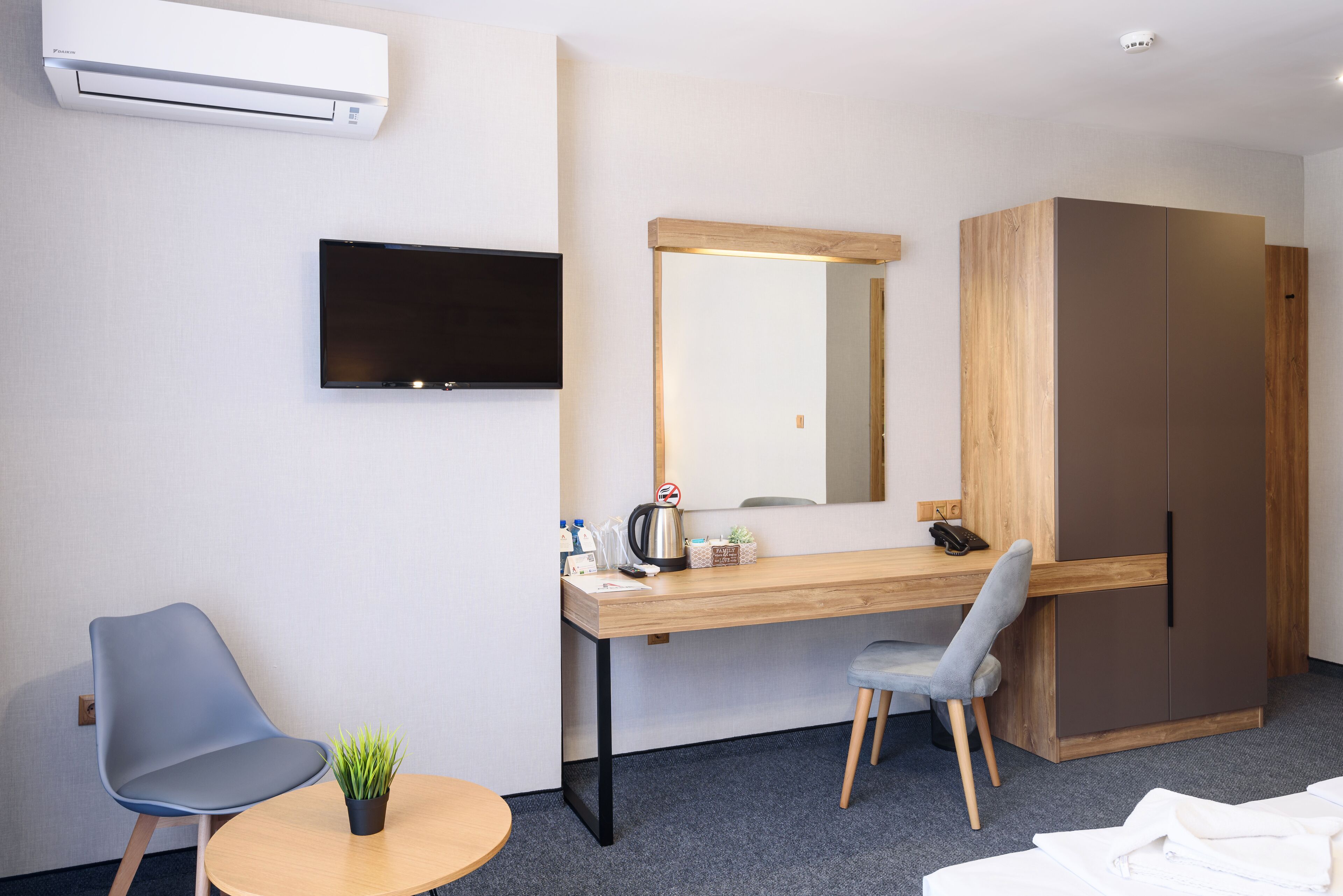 1 bedroom, in-room safe, desk, iron/ironing board