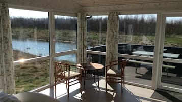 Ferienhütte, Terrasse | Wohnbereich | Flachbildfernseher