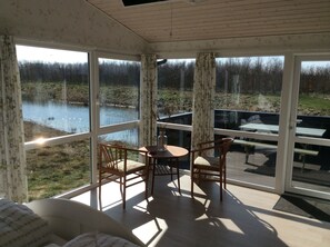 Ferienhütte, Terrasse | Wohnbereich | Flachbildfernseher