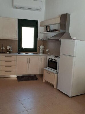 Studio | Private kitchenette | Fridge, oven, stovetop, coffee/tea maker - Studio Veroniki (Faistos)