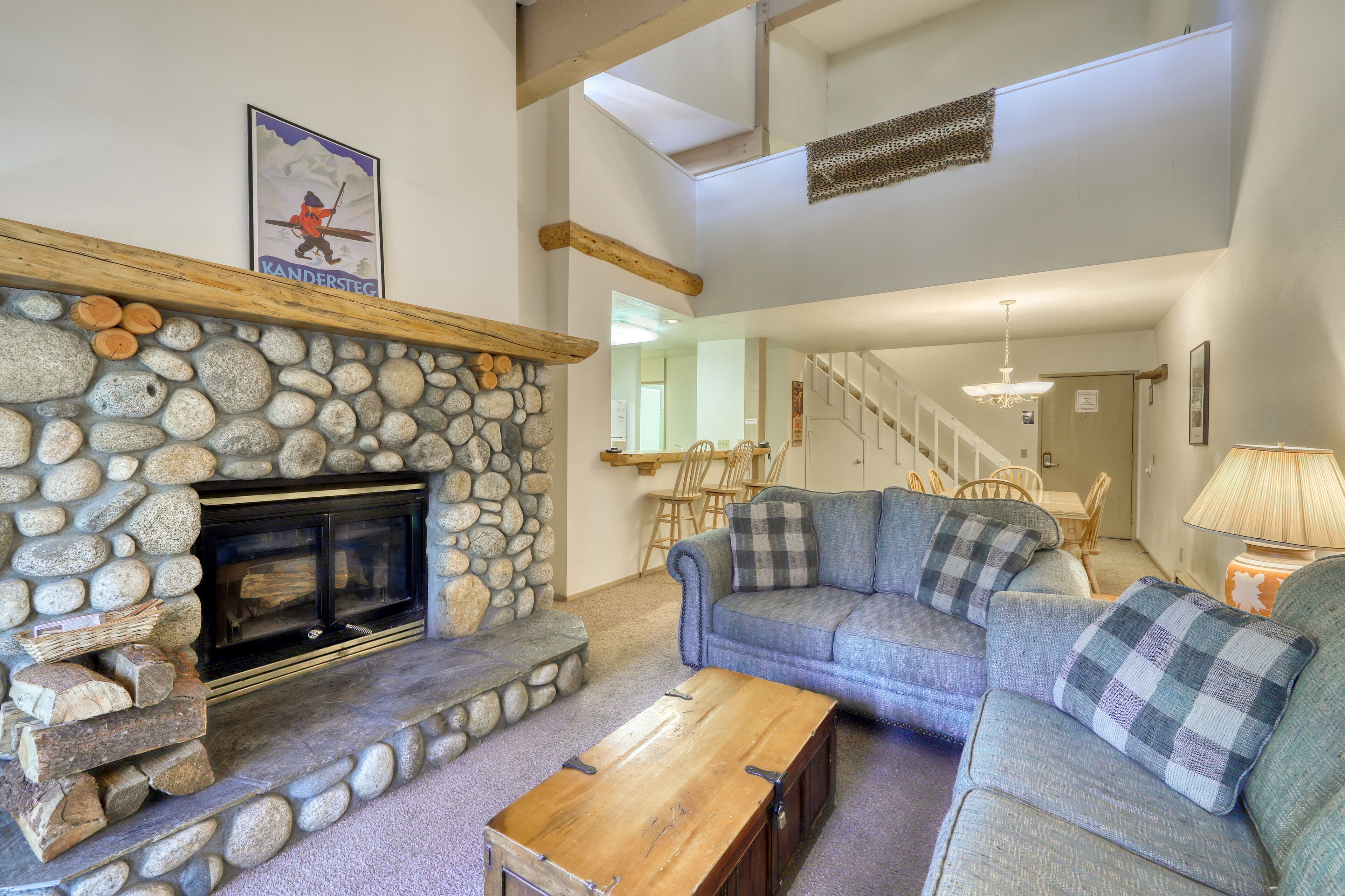 Updated condo w/ shared pools, sauna, fitness room, tennis, & badminton