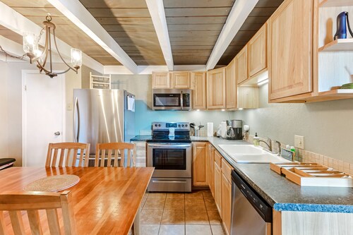 Mountain view condo w/skylit loft, balcony, shared pool, hot tub & game room