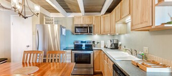 Mountain view condo w/skylit loft, balcony, shared pool, hot tub & game room