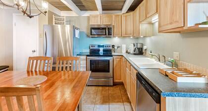 Condominio con vista a la montaña con loft skylit, balcón, piscina compartida, bañera de hidromasaje y sala de juegos