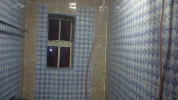 Habitación doble | Regadera en el baño