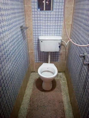 Kamar Double | Kamar mandi | Shower, sandal, handuk, dan sabun