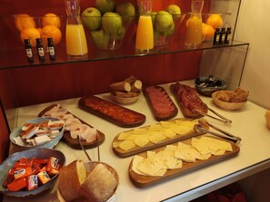 Tägliches Frühstücksbuffet (7.50 EUR pro Person)