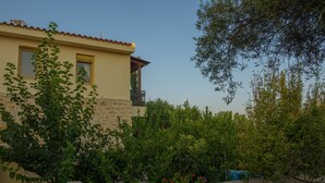A building with a stone facade and a balcony. - Villa Sofia (Faistos)