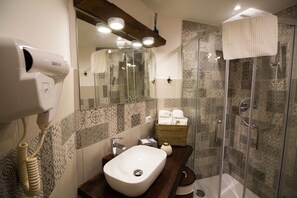 Shower, hair dryer, bathrobes, slippers - "LULLABY ROOM" APARTMENT BARI. (Bari)