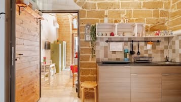 Refrigerador, microondas, parrilla de estufa y cafetera y tetera