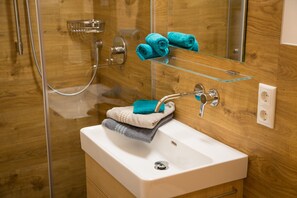 Habitación con 1 cama matrimonial o 2 individuales | Lavabo en el baño