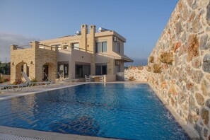 Outdoor pool - Villa Xenophon (Faistos)