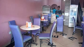 Café da manhã, almoço e jantar; culinária local