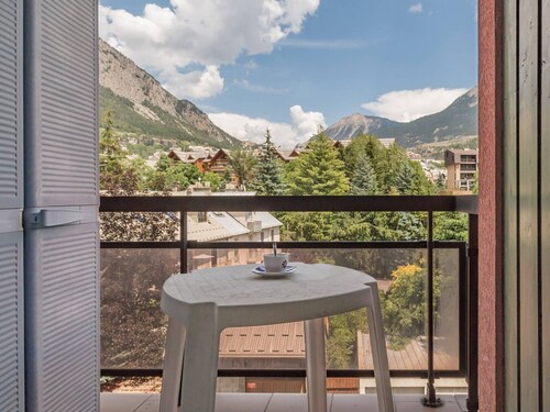 Cozy 2-Room Apartment, Sleeps 4, Near Prorel Cable Car, Panoramic View, Parking Included