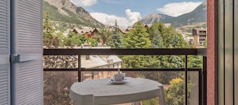 Cozy 2-Room Apartment, Sleeps 4, Near Prorel Cable Car, Panoramic View, Parking Included